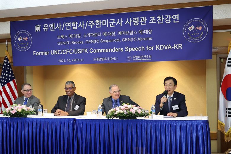 10월 27일 용산 기지내 드래곤힐 호텔에서 열린 역대 연합사령관 초청 조찬강연에서 주한미군전우회 코리아챕터 이서영 회장(사진 맨 우측)이 사회를 보고 있다. 역대 연합사령관들은 한미 동맹을 주제로 각자 발표를 했다. 왼쪽부터 25대 연합사령관 에이브람스 예비역대장, 24대 연합사령관 브룩스 예비역 대장, 23대 연합사령관 스카퍼라티 예비역 대장.