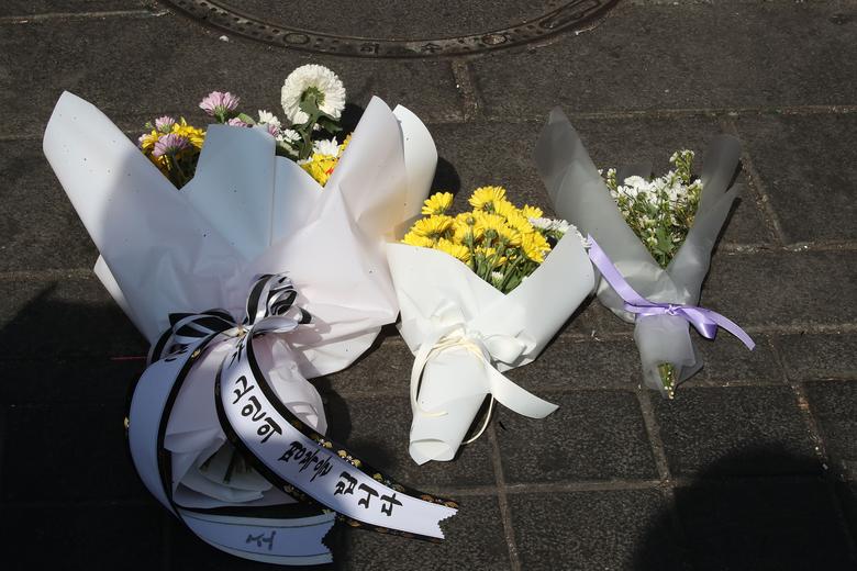 30일 오후 서울 용산구 이태원 압사 사고 현장 인근에 한 시민이 두고 간 꽃이 놓여져 있다. /뉴스1