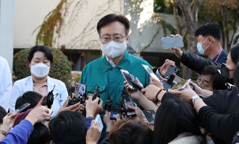 조규홍 보건복지부 장관이 30일 오후 이태원 압사 참사 사망자들이 안치된 서울 용산구 순천향대학교서울병원을 방문, 취재진 질문에 답하고 있다. /연합뉴스