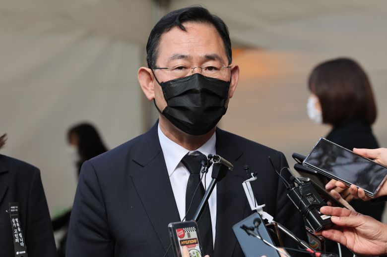 주호영 국민의힘 원내대표가 1일 오전 서울광장에 마련된 이태원 사고 사망자 합동 분향소에서 조문 후 취재진의 질문을 받고 있다. /뉴스1