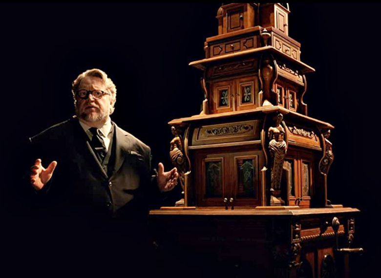 호러 시리즈 '기예르모 델 토로의 호기심의 방'에서 매 회 시작 부분에 해설자로 직접 등장하는 기예르모 델 토로 감독. /넷플릭스