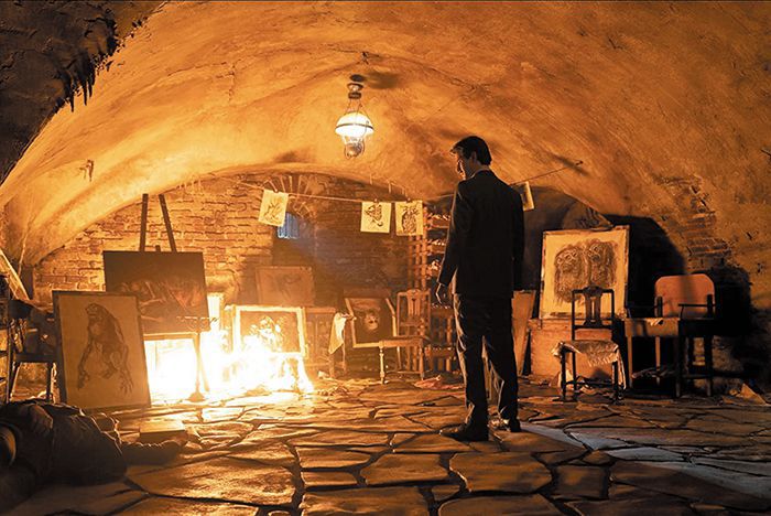 호러 시리즈 ‘기예르모 델 토로의 호기심의 방’의 5화 ‘모델’의 한 장면. 한 미대생이 소름 끼치는 그림을 그리는 화가를 만나며 겪는 기묘한 일을 그린다. /넷플릭스