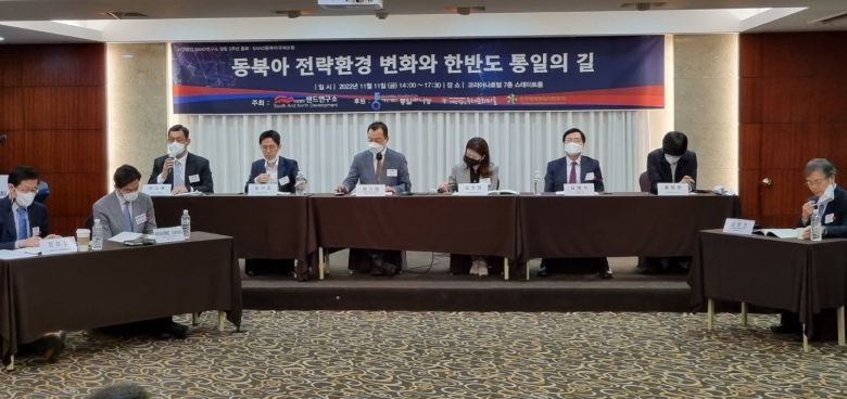 북한의 비핵화와 통일의 길을 모색하기 위한 ‘2022 SAND동북아국제포럼’이 11일 서울 중구 코리아나호텔에서 개최된 가운데 참석자들이 토론을 진행하고 있다/SAND연구소 제공