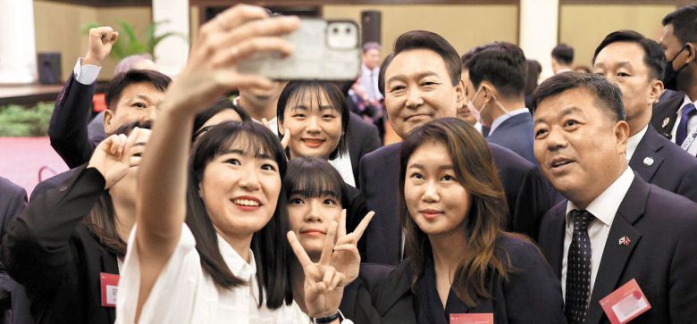 캄보디아 동포들과 함께 - 윤석열 대통령이 11일(현지 시각) 캄보디아 프놈펜의 한 호텔에서 열린 동포 간담회에서 참석자들과 사진을 같이 찍고 있다. /대통령실