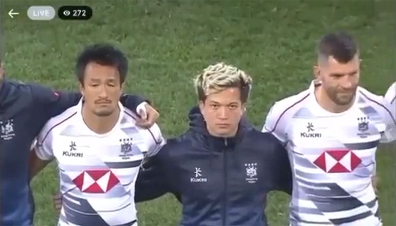 13일 인천에서 열린 2022 아시아 럭비 세븐스시리즈 2차 대회 남자부 결승전 직전 홍콩 국가가 나올 순서에 홍콩 반정부 시위대를 상징하는 노래 '글로리 투 홍콩’이 재생돼 선수들이 의아하다는 표정을 짓고 있다./트위터