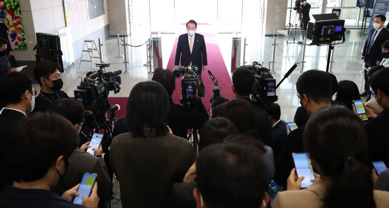 윤석열 대통령이 18일 오전 용산 대통령실에서 취재진과 출근길 문답(도어스테핑)을 하고 있다. /뉴스1