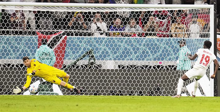 페널티킥 선방… 쿠르투아만큼은 눈부셨다 - 벨기에 골키퍼 티보 쿠르투아(왼쪽·30·레알 마드리드)가 24일 캐나다와 경기 전반전에 페널티킥을 막아내며 팀을 위기에서 구해냈다. /AP 연합뉴스