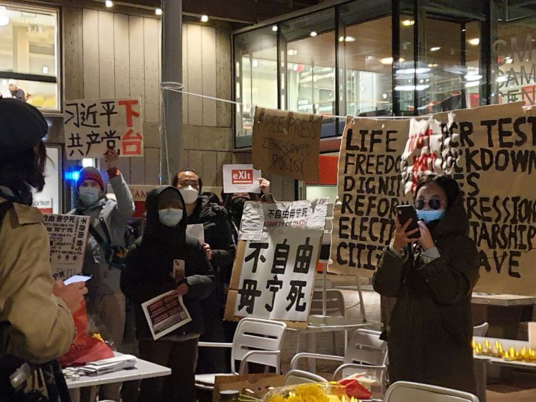 미국 하버드대에서 29일(현지시각) 열린 중국 유학생들의 시위 모습. 자유를 위해서는 죽어도 좋다'는 중국어 구호와 제로방역 반대, 시진핑의 독재와 중국공산당의 1당통치에 반대한다는 구호를 걸었다./독자제공