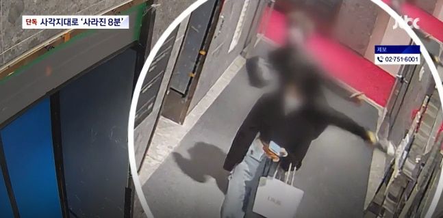 지난 5월 22일 부산 진구의 한 오피스텔에서 남성 A씨가 일면식도 없는 여성 B씨를 향해 발차기를 하고 있다. /JTBC