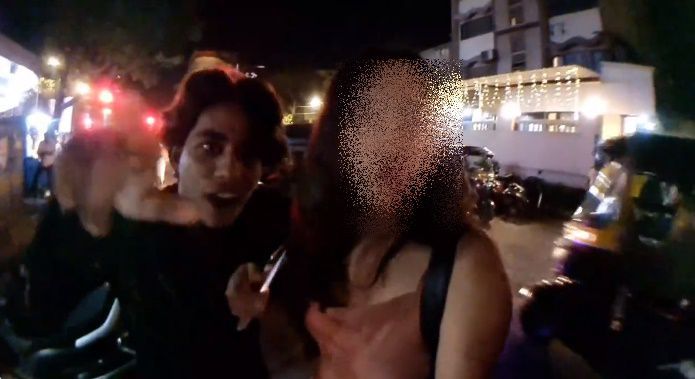 한 인도 남성이 한국인 스트리머에게 강제로 신체적 접촉을 시도하고 있다. /트위터