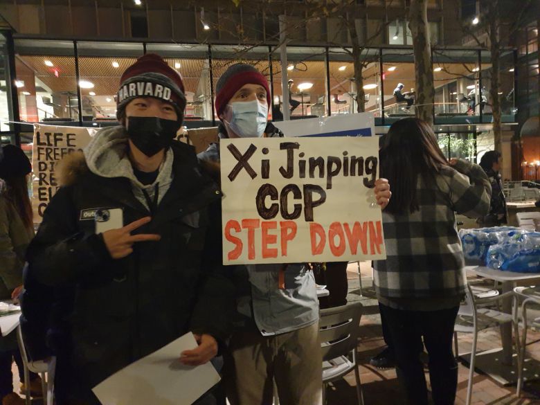 중국인 유학생들이 미국 하버드대에서 29일(현지 시각) 중국의 제로 코로나 정책에 항의하는 시위를 벌였다. 유학생들은 시진핑과 중국공산당(CCP)은 물러가라는 구호를 종이피켓에 썼다./독자제공