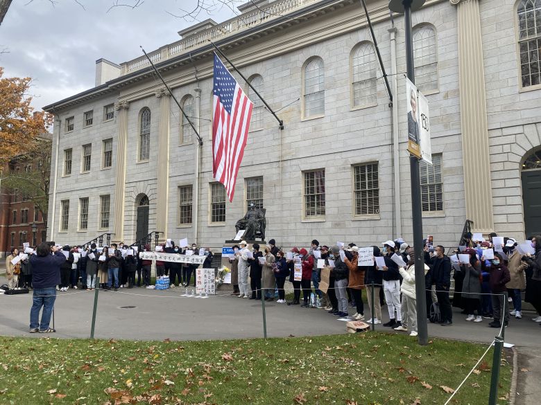 중국인 유학생들이 미국 하버드대 하버드 동상 앞에서 29일(현지 시각) 중국의 제로 코로나 정책에 항의하는 시위를 벌였다. /독자제공