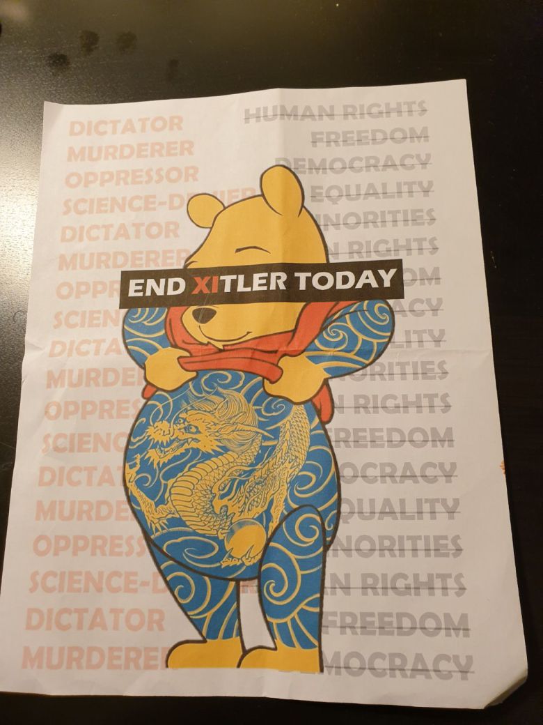 중국인 유학생들이 미국 하버드대에서 29일(현지 시각) 중국의 제로 코로나 정책에 항의하는 시위를 벌였다. 시진핑을 풍자하는 아기 곰 푸우의 몸에 황제를 뜻하는 용무늬를 넣고 시진핑을 시틀러(시진핑+히틀러)라고 비난하는 이름을 달았다./독자제공