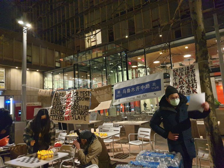 중국인 유학생들이 미국 하버드대에서 29일(현지 시각) 중국의 제로 코로나 정책에 항의하는 시위를 벌였다. 하버드 스퀘어에 상하이의 우루무치 중로(中路)에서 열렸던 시위를 지지한다는 뜻의 구호를 담은 플래카드가 걸려있다. /독자제공