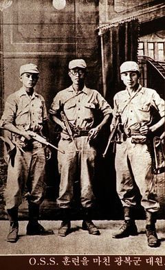 1945년 8월 미군의 OSS 훈련을 마친 광복군 대원들. 왼쪽부터 노능서·김준엽·장준하.