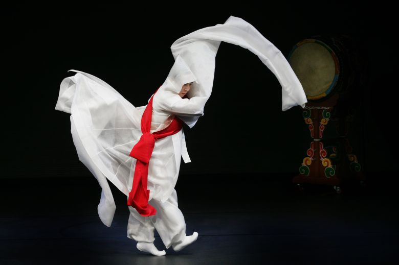 국가무형문화재 승무 보유자인 채상묵의 승무 /대한무용협회