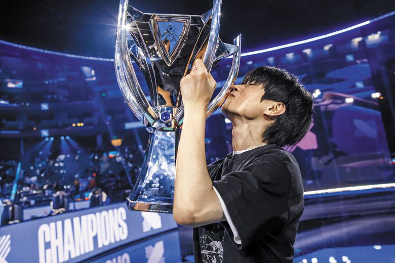 지난달 5일 미국 샌프란시스코 실내경기장 체이스센터에서 우승컵에 입을 맞추고 있는 데프트. /LoL Esports 트위터