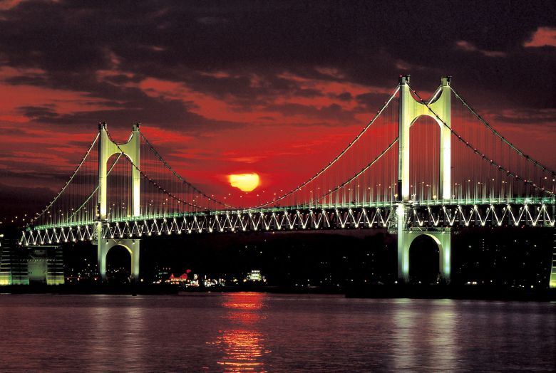 오는 17일 열리는 '부산불꽃축제'의 주무대가 되는 광안대교 야경./부산시