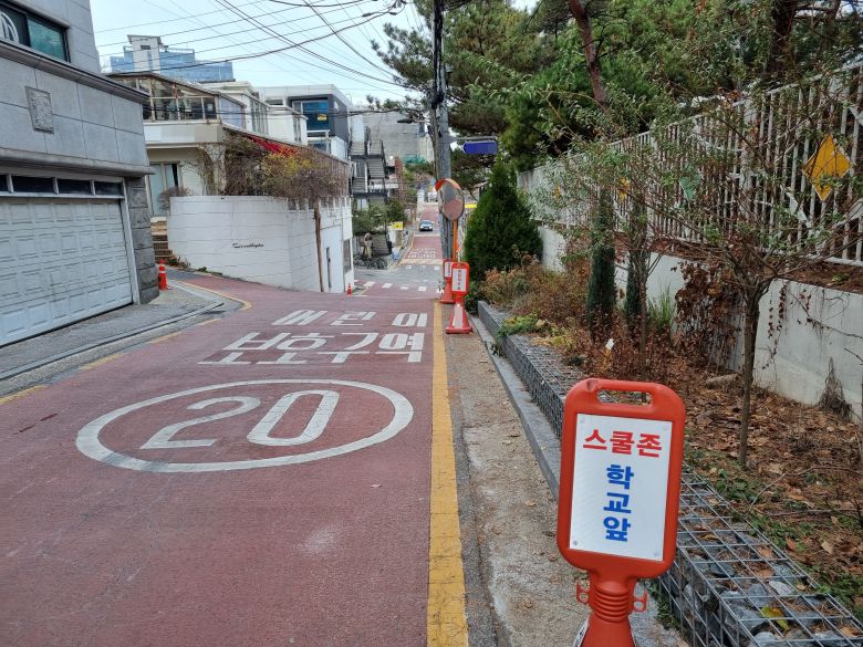 지난 2일 오후 방과후 수업을 마치고 하교하던 초등학생이 음주 차량에 치여 숨지는 사고가 발생한 가운데, 이 사고가 난 초등학교 후문과 정문 사이 도로에는 인도도 없이 학교 측에서 둔 안내 표지만 놓여 있다. /강우량 기자