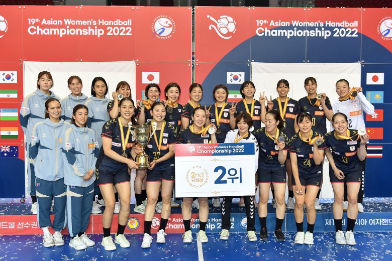 일본 대표팀이 4일 서울 SK핸드볼경기장에서 열린 한국과의 아시아 여자핸드볼 선수권대회 결승전에서 준우승한 뒤 시상식에서 기념 사진을 찍고 있다. /대한핸드볼협회