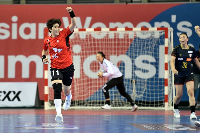 여자 핸드볼 국가대표 류은희가 4일 서울 SK핸드볼경기장에서 열린 일본과의 아시아 여자핸드볼 선수권대회 결승전에서 환호하고 있다. /대한핸드볼협회