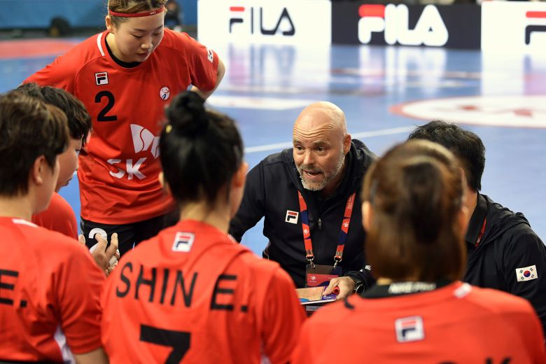 킴 라스무센(가운데) 여자핸드볼 대표팀 감독이 4일 경기에서 선수들에게 작전 지시를 하고 있다. /대한핸드볼협회