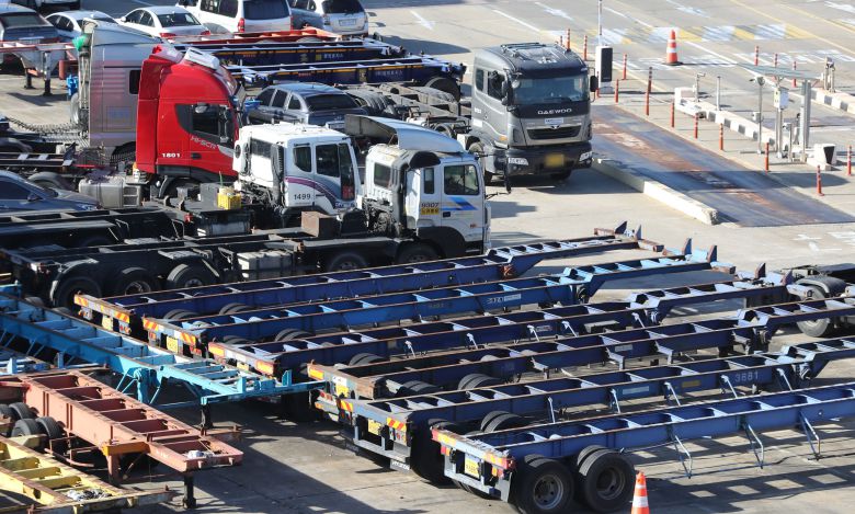 민주노총 공공운수노조 화물연대본부의 집단운송거부(총파업) 행동이 12일째 이어진 5일 오전 경기 의왕ICD제2터미널에 화물차들이 정차해 있다. 2022.12.5/뉴스1