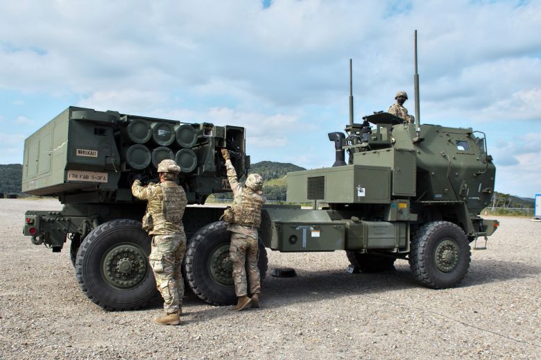 지난달 16일 미 해병대원들이 미일 합동 군사연습인 '킨 소어드(Keen Sword) 23'가 벌어진 가고시마현 아마미오섬에서 하이마스(HIMARS)를 시현하고 있다./UPI 연합뉴스