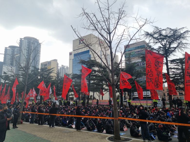 6일 오후 대구 수성구 국민의힘 대구시당사 앞 도로에서 민노총 대구지역본부 등 관계자 1000여 명이 '화물총파업 투쟁 승리'를 주제로 한 집회를 열었다 ./이승규 기자