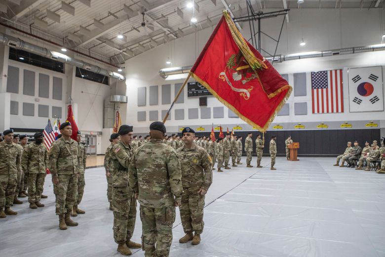 7일 경기도 동두천시 캠프 케이시에서 열린 주한미군 2사단 예하 210포병여단 순환배치연대 임무교대식에서 미군 장병이 연대 깃발을 펼쳐 올리며 임무 시작을 알리고 있다. /연합뉴스