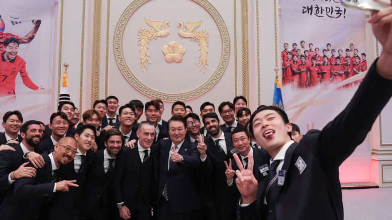 윤석열 대통령이 8일 오후 청와대 영빈관에서 열린 카타르 월드컵 축구 국가대표팀 환영 만찬에서 파울루 벤투 감독을 비롯한 코칭스태프 및 선수들과 셀카를 찍고 있다. /대통령실 제공