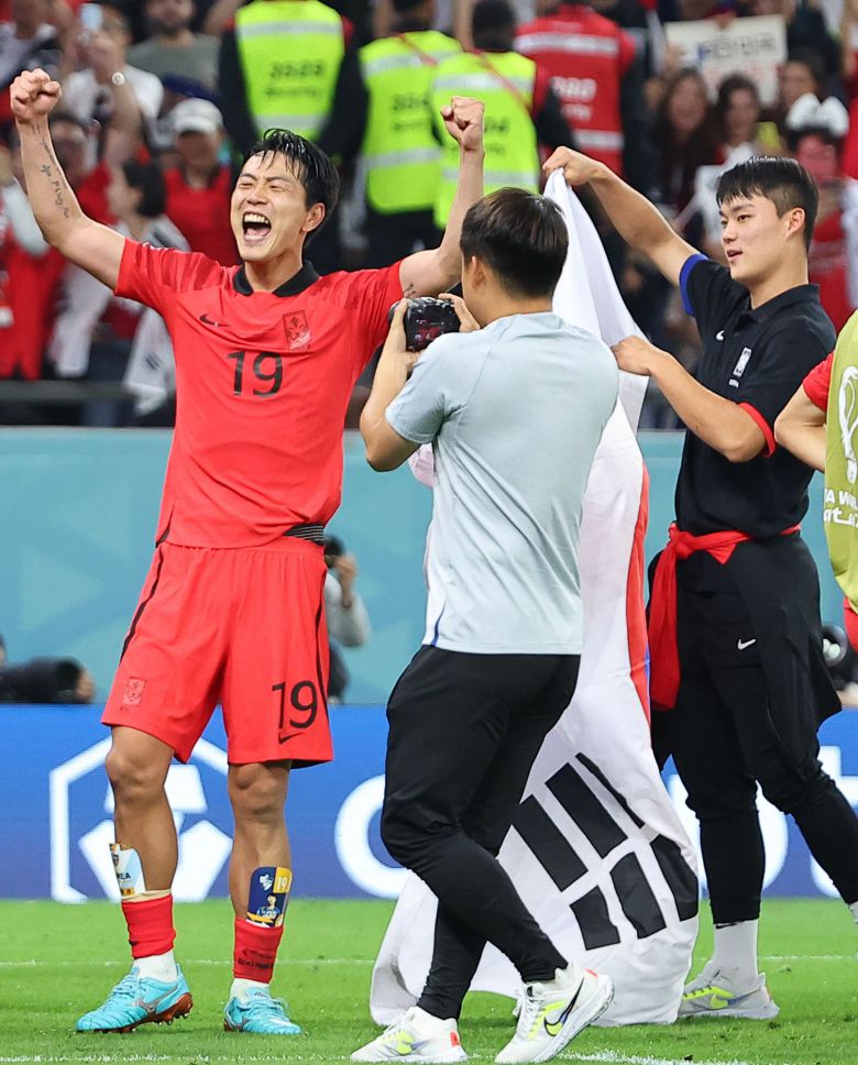 3일 오전(한국시간) 카타르 알라이얀의 에듀케이션 시티 스타디움에서 열린 2022 카타르 월드컵 조별리그 H조 3차전 대한민국과 포르투갈 경기가 끝난 뒤 대표팀 김영권과 오현규(오른쪽)가 기뻐하고 있다. /연합뉴스