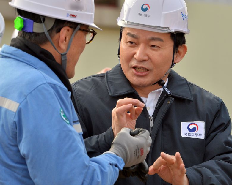 원희룡 국토부장관이 지난 7일 오전 포스코 포항제철소 입구에서 포항제철소 관계자들로부터 철강제품 수송에 대한 설명을 듣고 있다./뉴스1`