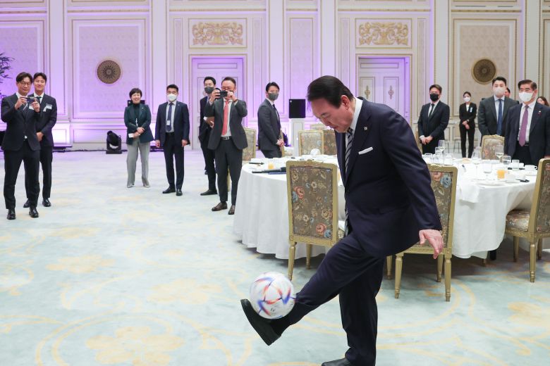 윤석열 대통령이 8일 오후 청와대 영빈관에서 열린 카타르 월드컵 축구 국가대표팀 환영 만찬에서 선수들에게 선물받은 축구공을 가슴으로 받아 트래핑하고 있다. /뉴스1