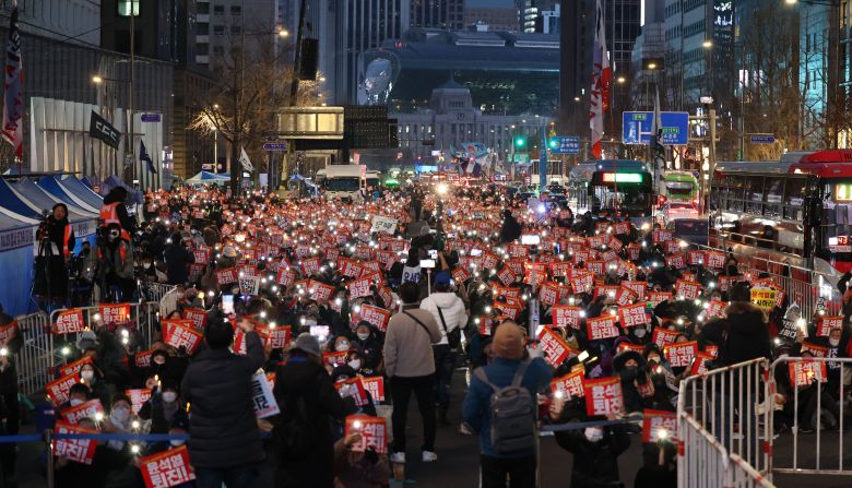 10일 오후 서울 중구 숭례문 인근에서 촛불행동 주최로 열린 윤석열 정부 규탄 촛불집회에서 참가자들이 손팻말을 들고 있다./연합뉴스
