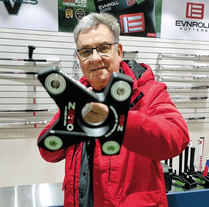 게린 라이프가 허리를 숙이지 않고도 공을 들어 올리는 기술을 고루 사용한 퍼터를 소개하고 있다. /민학수 기자