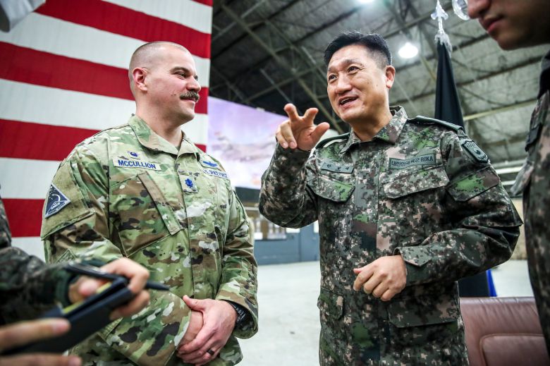 안병석 한미연합사령부 부사령관이 14일 경기 평택 오산기지에서  조슈아 맥컬리언 초대 주한 미우주군 사령관과 대화를 나누고 있다. /뉴시스 사진공동취재단