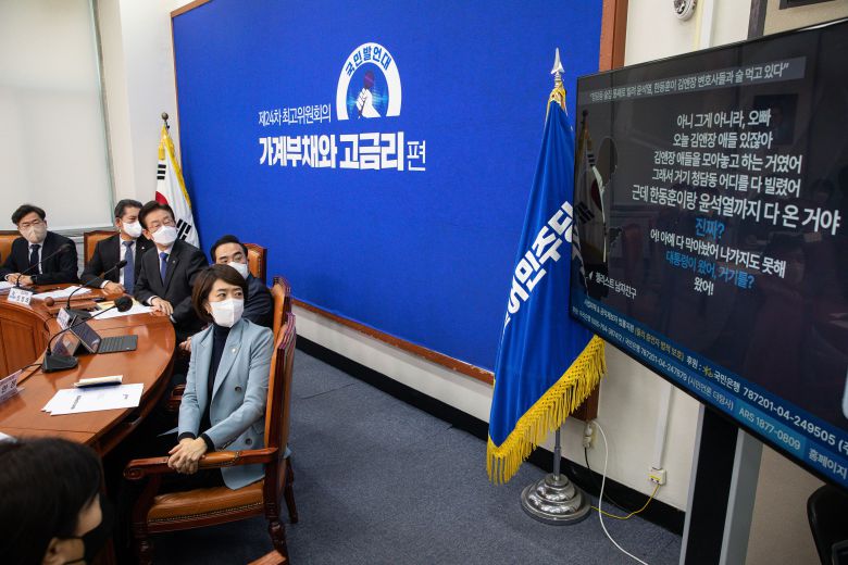 이재명 더불어민주당 대표를 비롯한 지도부가 2022년 10월 26일 국회에서 열린 최고위원회의에서 윤석열 대통령과 한동훈 법무부 장관이 대형로펌 변호사들과 술자리를 가졌다는 증언에 대한 영상을 시청하고 있다./뉴스1