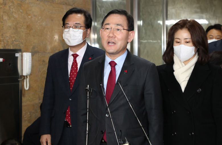 15일 오후 더불어민주당이 김진표 국회의장의 예산안 중재안을 수용하겠다고 밝힌 이후 소집된 국민의힘 비공개 긴급의원총회를 마친 주호영 원내대표가 회의결과를 설명하고 있다. 주 원내대표는 의장 중재안 수용은 판단을 보류한다고 밝혔다. / 2022.12.15 이덕훈 기자