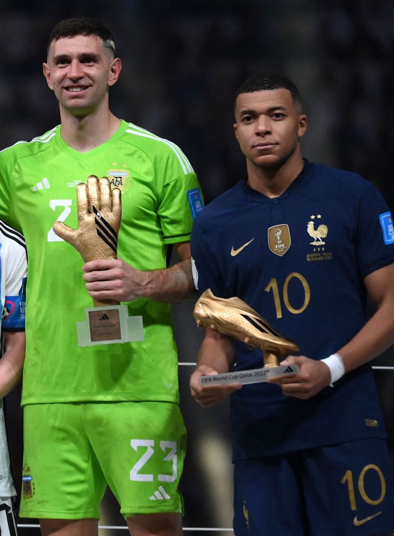 2022 카타르 월드컵 결승전 직후 마르티네스(왼쪽)와 음바페가 각각 골든글러브(최우수 골키퍼)와 골든부트(득점왕)를 수상한 뒤 기념 촬영하고 있다. /AFP 연합뉴스