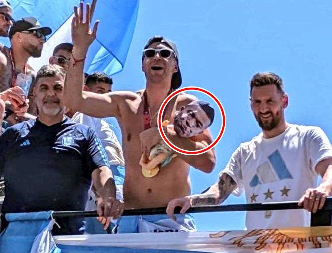 아르헨티나 축구대표팀 골키퍼 에밀리아노 마르티네스가 킬리안 음바페(프랑스)의 얼굴 사진이 붙은 아기 인형을 안고 있다. /트위터