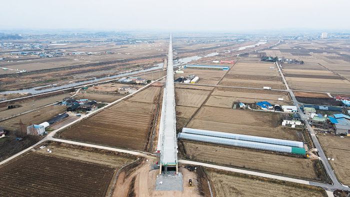 충남 예산군 예당평야를 가로질러 건설되고 있는 서해선 복선전철. /예산군
