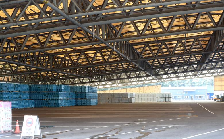 민주노총 공공운수노조 화물연대본부가 하이트진로 이천공장 앞 도로를 완전 점유하고 파업을 실시한 지난 7월 22일 오후 이천공장 출하장이 한산한 모습을 보이고 있다. /뉴스1