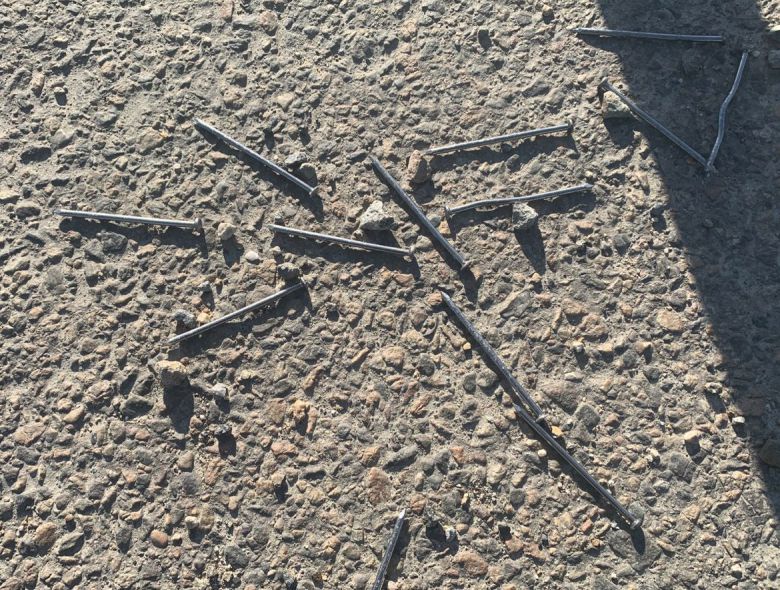 지난달 30일 오전 인천시 연수구 송도국제도시 인천 신항 일대 도로에서 발견된 9㎝짜리 못 700여개 중 일부. /인천연수경찰서 제공