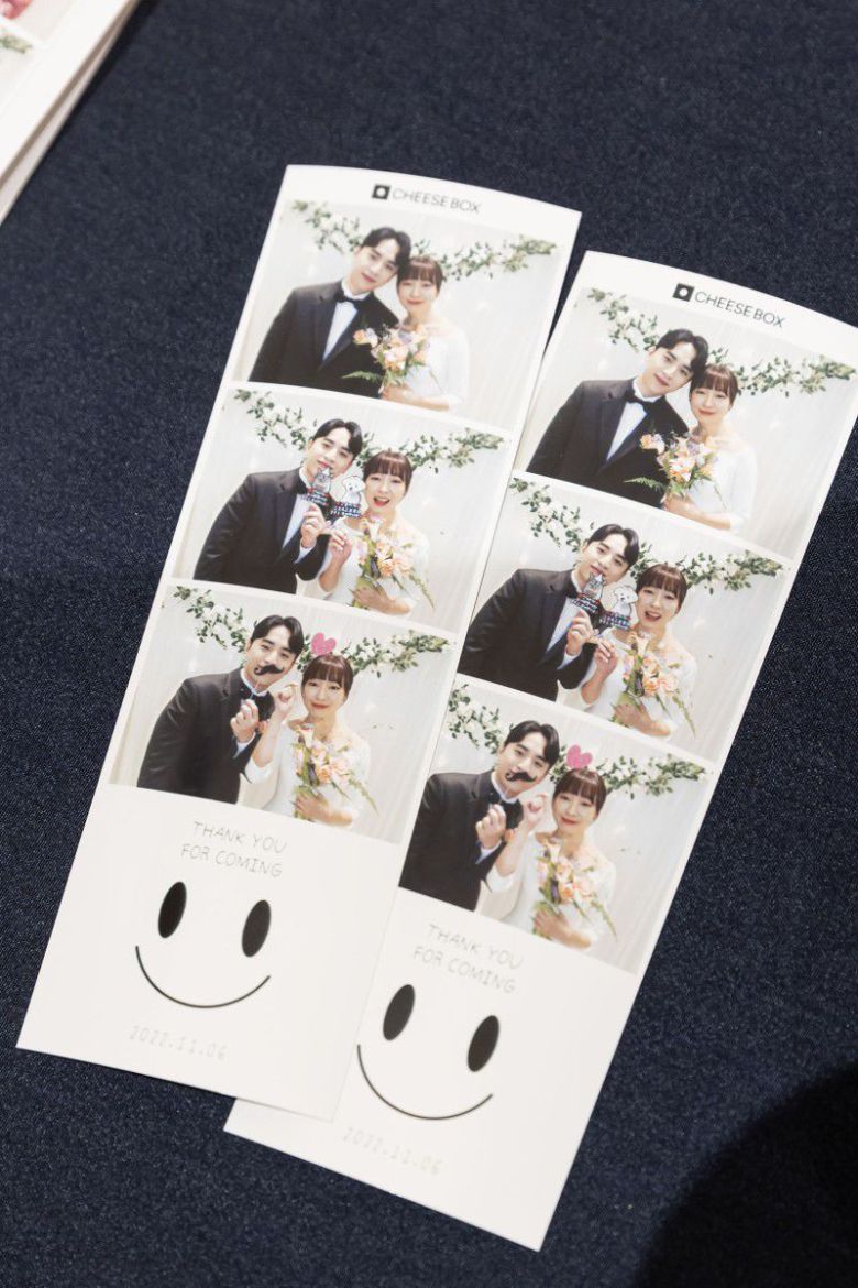 즉석 촬영 기계를 통해 사진을 촬영하면 사진 세 컷과 간단한 문구가 함께 출력돼 나온다. /김나정씨 제공