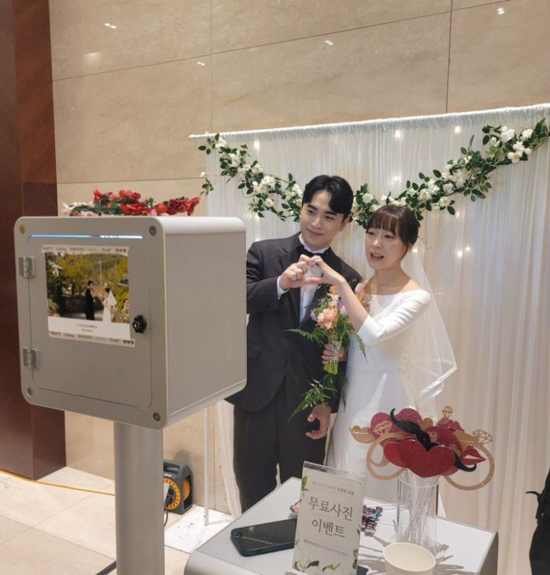 결혼식장에 마련된 포토 부스에 선 신랑과 신부. 앞에 있는 기계를 통해 즉석에서 사진을 촬영하면 사진 세 컷과 간단한 문구가 함께 출력돼 나온다. /김나정씨 제공