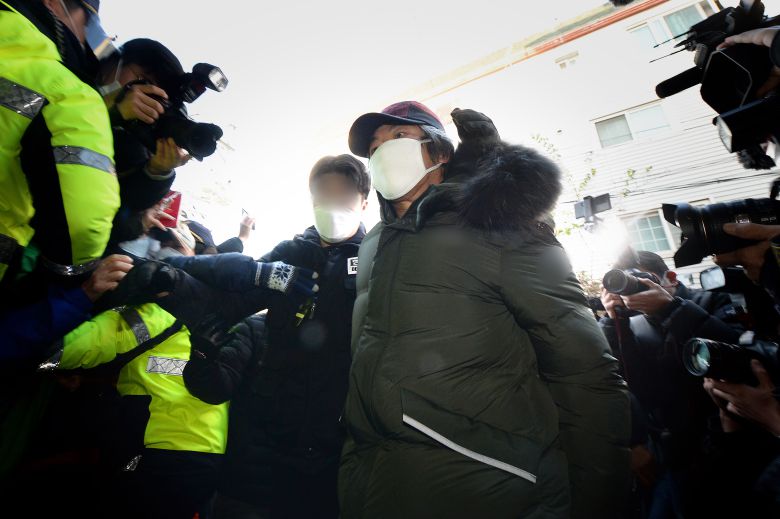 아동 성폭행 혐의로 징역 12년을 복역 후 출소한 조두순이 2020년 12월12일 오전 경기도 안산시내 거주지로 향하고 있다. /뉴스1