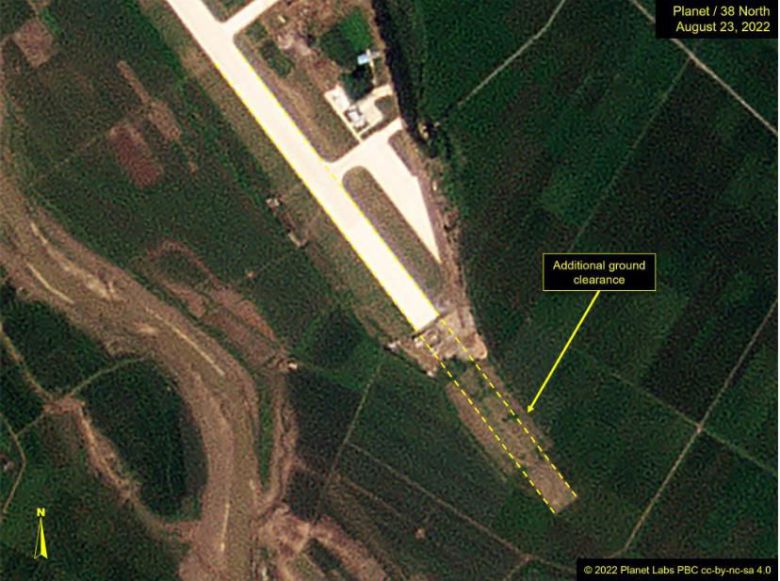 평양 순천 군사비행장의 남동쪽 활주로 끝 부분의 확장된 부분을 보여주는 위성사진. /38노스, 2022 Planet Labs, PBC cc-by-nc-sa 4.0