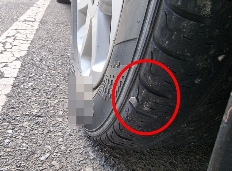 인천 연수경찰서는 4일 폭력행위 등 처벌에 관한 법률상 공동재물손괴 혐의로 50대 A씨를 구속하고, 60대 B씨를 불구속 입건해 검찰에 송치했다. 화물연대 조합원인 이들은 지난해 11월 인천시 연수구 송도국제도시 인천 신항 일대 도로에서 쇠못 700개를 뿌려 차량 6대를 훼손한 혐의를 받고 있다. 사진은 파손된 차량 바퀴 모습. /연합뉴스