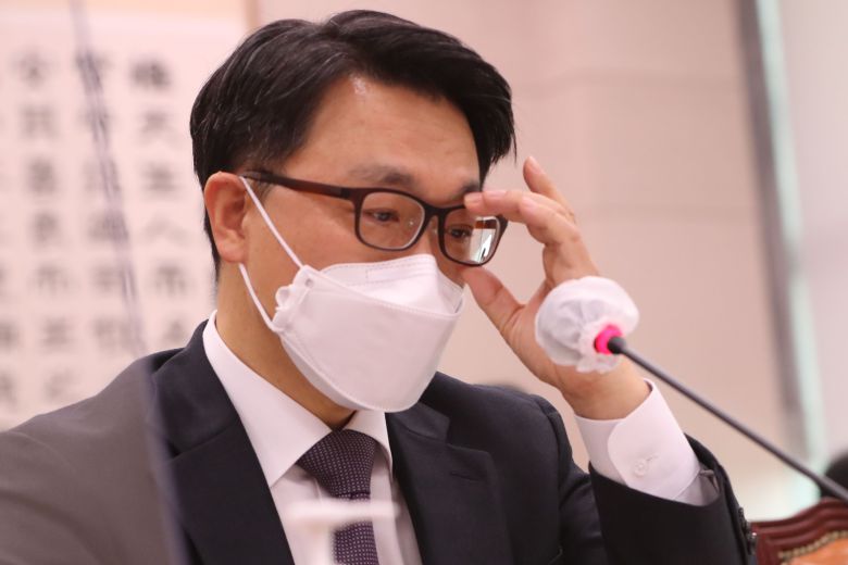 김진욱 고위공직자범죄수사처 처장이 지난해 10월 국회에서 열린 공수처 국정감사에서 답변하며 안경을 고쳐쓰고 있다./뉴스1